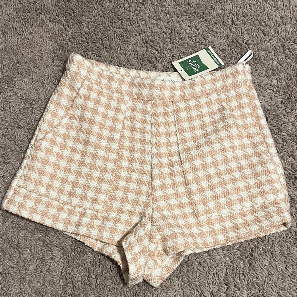 Pink and white houndstooth knit shorts